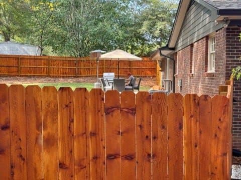 Picket fence stained in Cedar